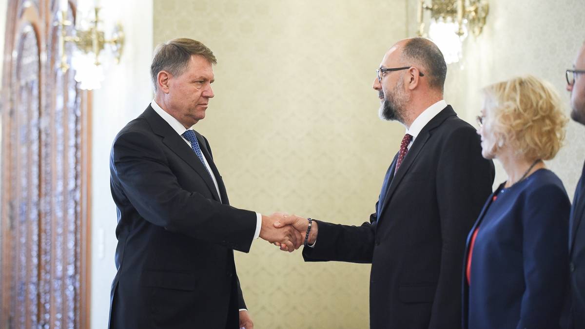 Klaus Johannis és Kelemen Hunor köszönti egymást a Cotroceni-palotában •  Fotó: Presidency.ro
