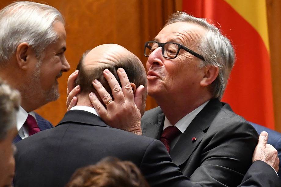 Parlamenti romantika. Adrian Năstase figyeli, amint Jean-Claude Juncker fejen csókolja Traian Băsescut &bullet;  Fotó: AFP/Daniel Mihailescu