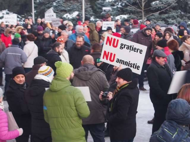 A nép szigora. Bár a korrupció „hétköznapi” dolognak számít Romániában, a lakosság nem hajlandó szemet hunyni fölötte. 