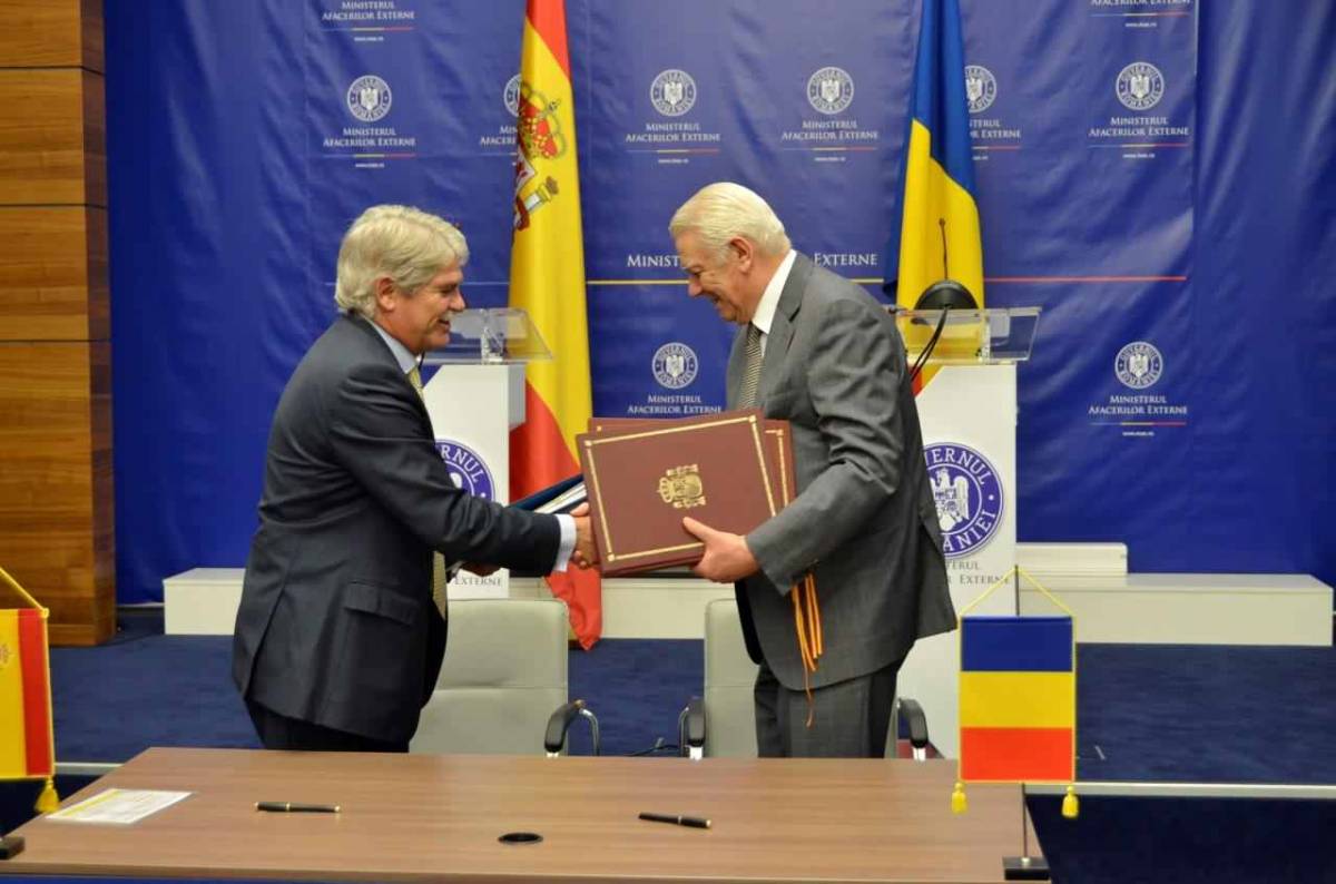 Alfonso Dastis Quecedo spanyol külügyminiszter és román kollégája, Teodor Meleșcanu •  Fotó: Mae.ro