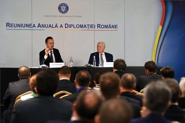Szijjártó Péter előadást tart a román külügyminisztérium nagyköveti értekezletén Bukarestben, mellette Teodor Meleșcanu •  Fotó: MTI/KKM