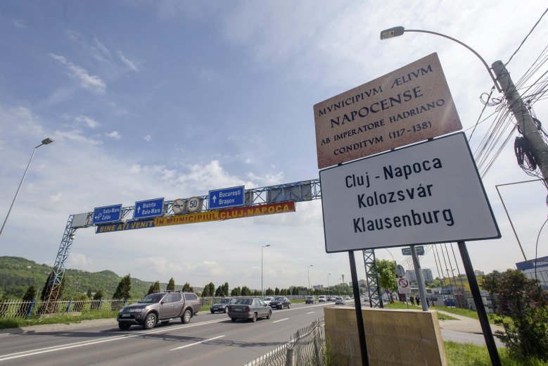 A háromnyelvű helységnévtábláktól a magyar online ügyintézésig: hogyan változik a kétnyelvűség Kolozsváron?