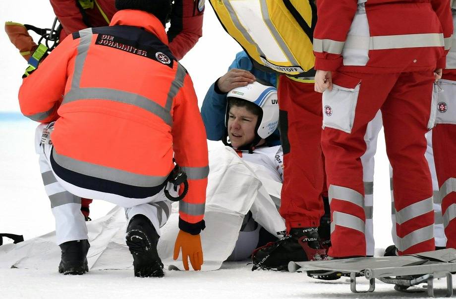 Miklós Editet hordágyra tették, majd mentőhelikopterrel szállították kórházba •  Fotó: AFP