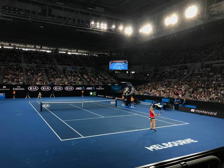 Babos-bravúr az Australian Openen: top 10-es ellenfél legyőzésével kezdett a magyar teniszező