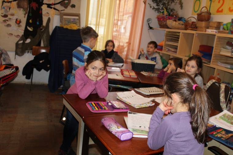 Személyre szabott angyalok: a szeretet ünnepéről, a várakozásról meséltek a kolozsvári Apáczai-iskola elsősei