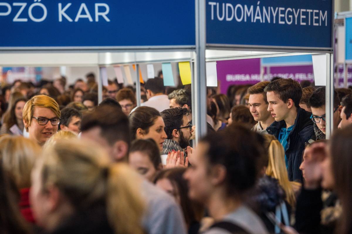 Működik a kampány. A számok azt mutatják, egyre több magyarországi fiatal érdeklődik az erdélyi egyetemek ajánlatai iránt 