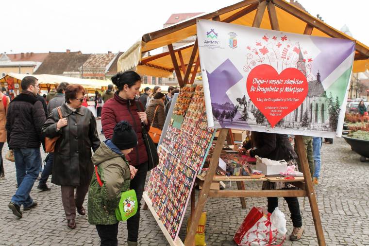Tartanak a kézművesek a bóvlitól a kolozsvári főtéri vásáron