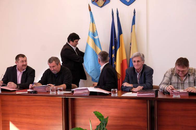 Bevonják az adományba kapott székely zászlót