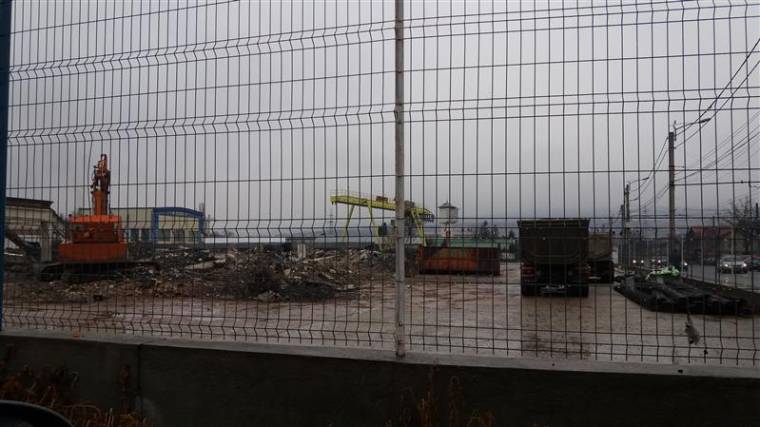 Lebontottak egy működő buszpályaudvart Kolozsváron