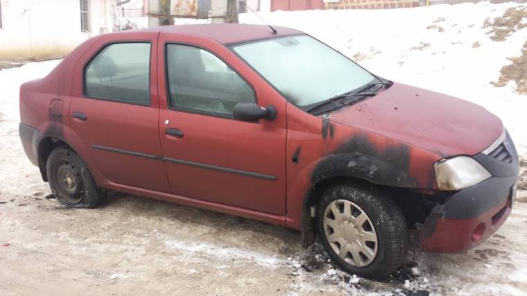 Felgyújtották Hans Hedrich aktivista autóját