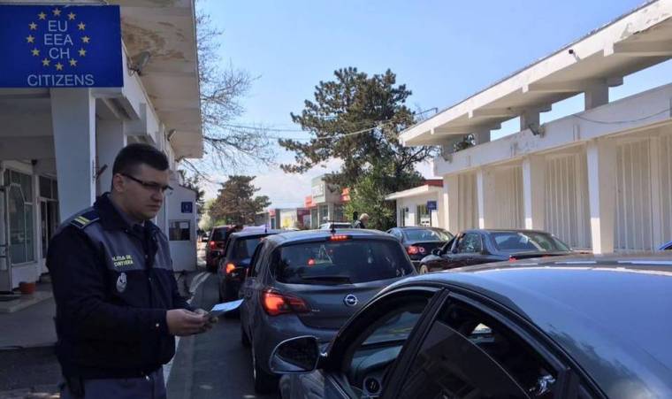 Jelentősen nőtt a határforgalom az egy évvel ezelőttihez képest, zsúfolt a nagylaki átkelő