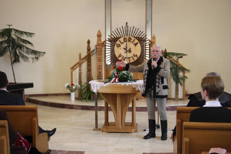 Hatvan kopjafa az 1956-os forradalom évfordulójára