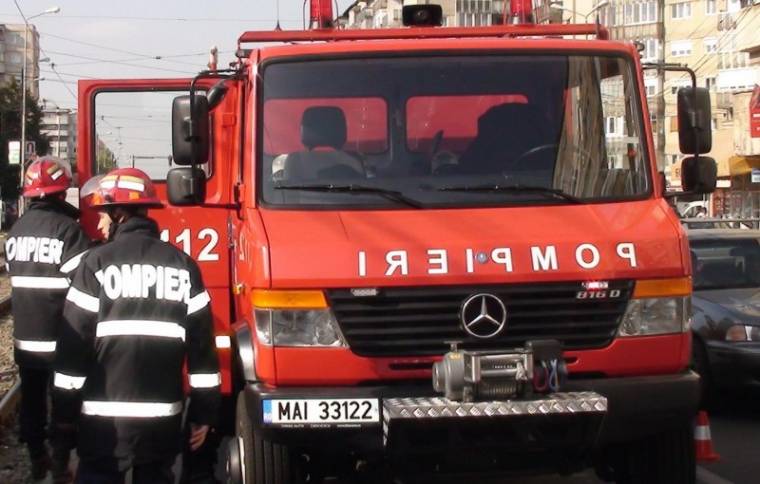 Autóban rekedt gyereket mentettek tűzoltók Nagyváradon