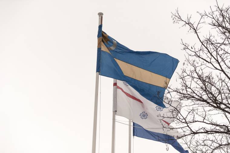 Kiseprik a székely zászlókat Csíkszeredából