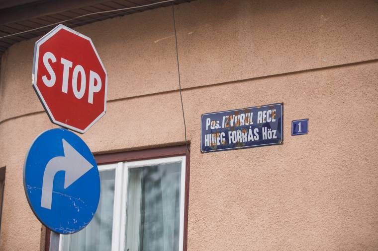 Elegük lett a civileknek: újraindult az utcanévtábla-gyártás Vásárhelyen