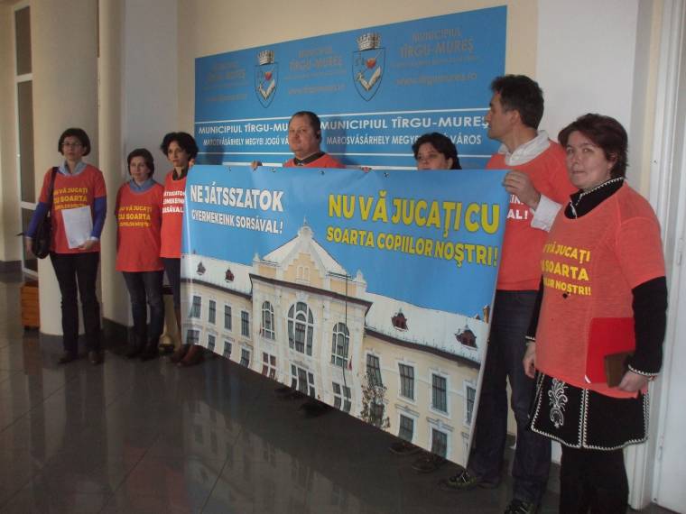 Nyílt levélben kérik Johannist a marosvásárhelyi iskola újraalapítására a magyar szülők