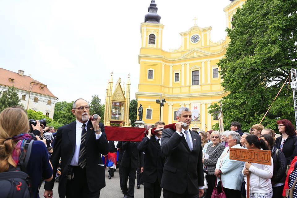 A körmenet a székesegyháztól a nagyváradi várba indult &bullet;  Fotó: Nagyváradi Római Katolikus Egyházmegye