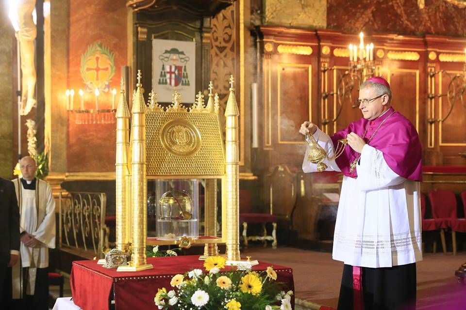 A székesegyházban elhelyezett győri Szent László-herma előtt Böcskei László nagyváradi megyés püspök &bullet;  Fotó: Nagyváradi Római Katolikus Egyházmegye