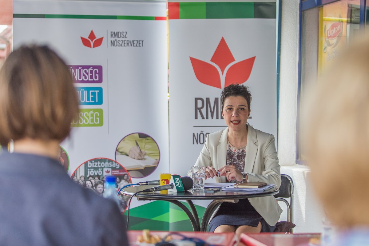 Nyomatékot adott mondanivalójának a helyszínválasztással az RMDSZ-es képviselő •  Fotó: Boda L. Gergely