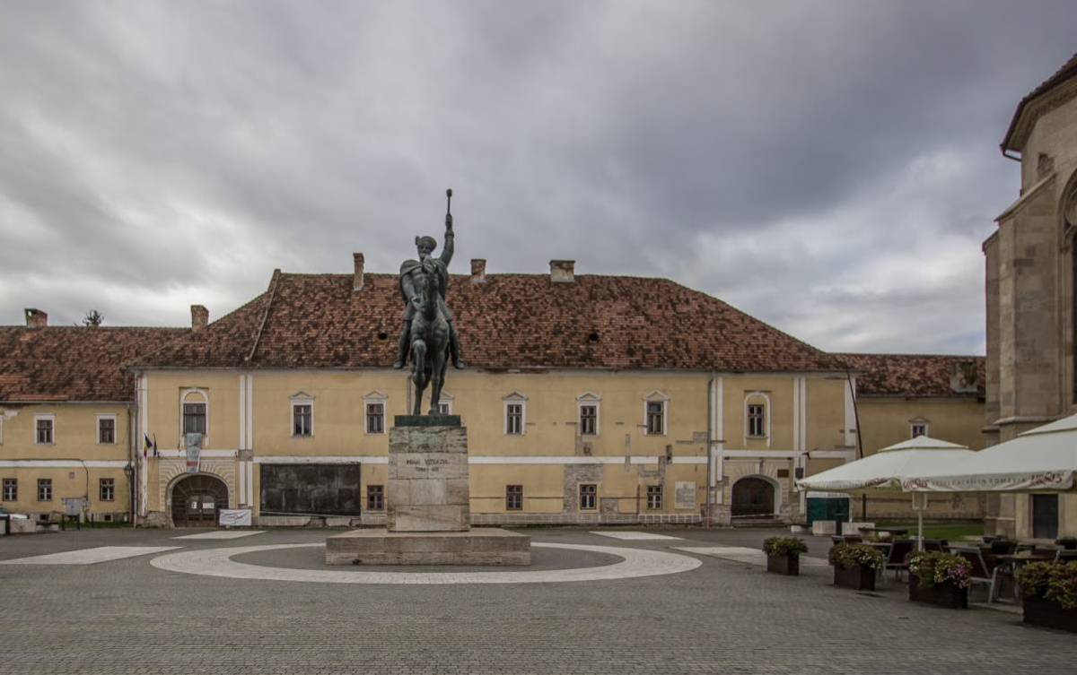 A gyulafehérvári vár, háttérben a fejedelmi palota 