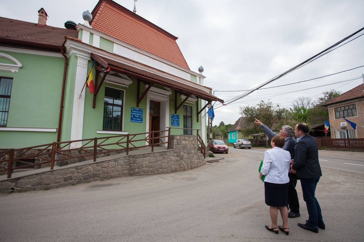 A raportőrt meglepte, hogy Gidófalván jogerős döntés értelmében le kellett takarni a községháza feliratot •  Fotó: Kocsis B. János
