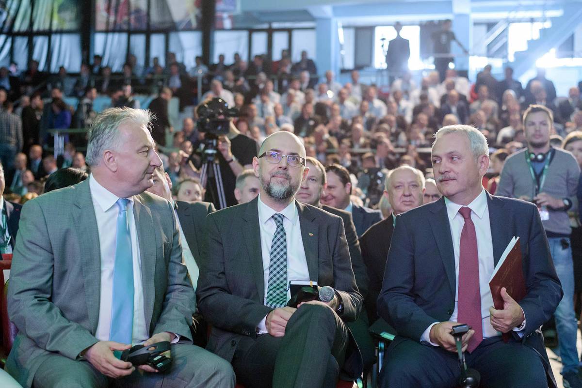 Egyensúlyozás. Semjén Zsolt magyar kormányfőhelyettes, Kelemen Hunor RMDSZ-elnök és Liviu Dragnea, a PSD első embere a szövetség májusi zilahi kongresszusán • Fotó: Biró István