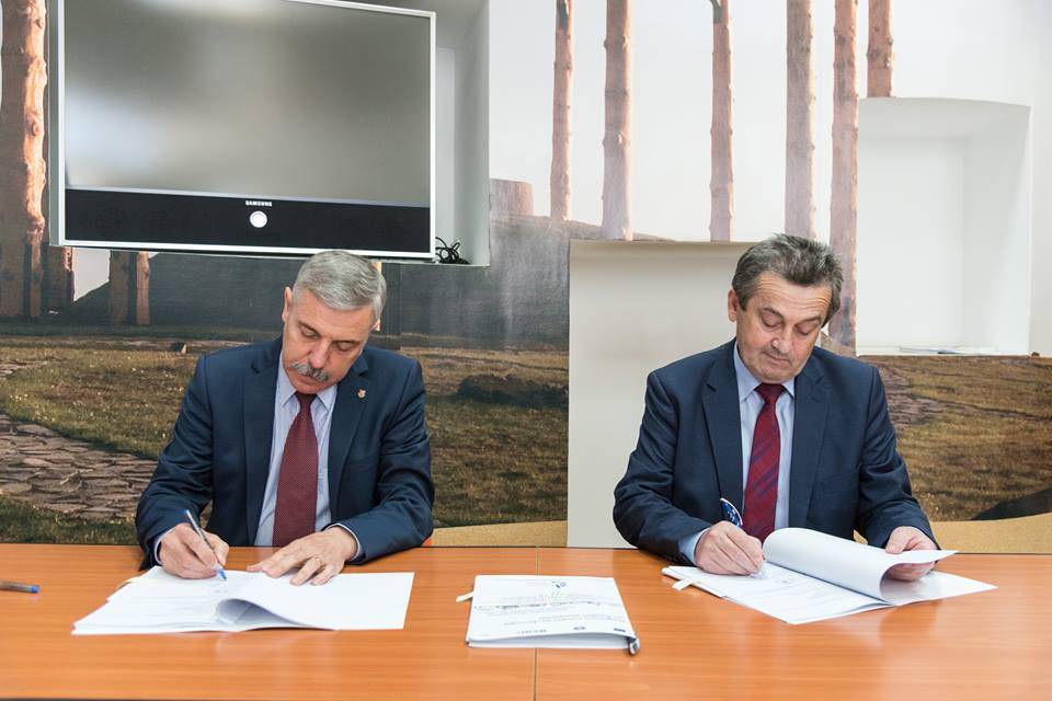 Tamás Sándor és Simion Crețu aláírja a szerződést 