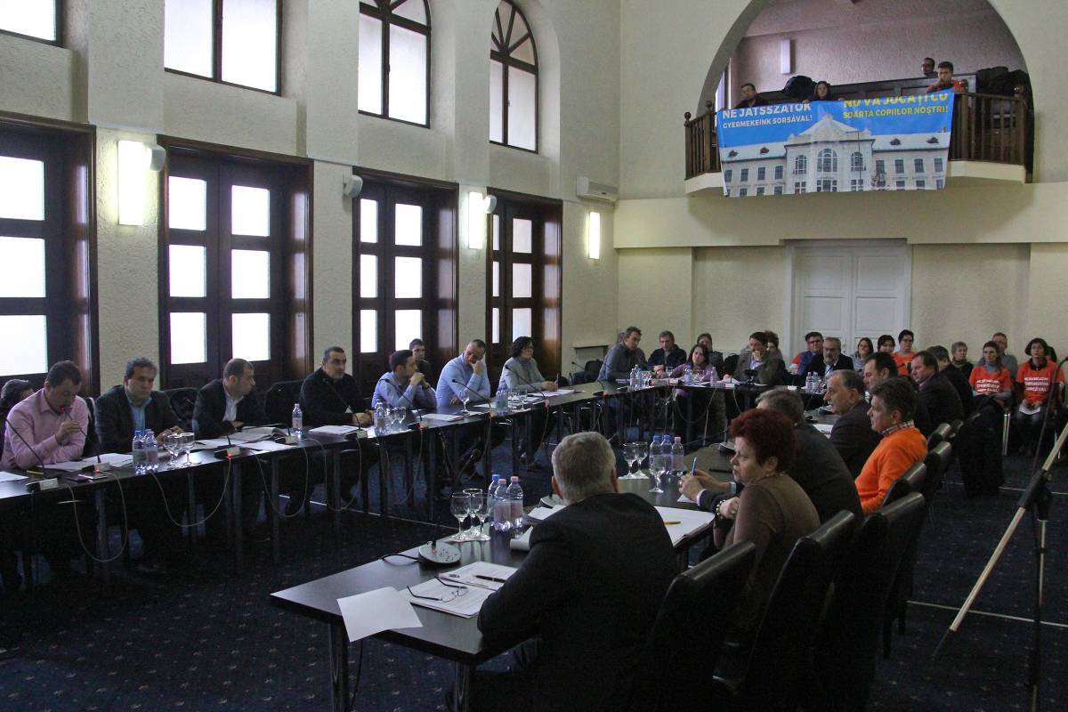 Ismét a marosvásárhelyi tanácsosok térfelén a labda iskolaügyben • Fotó: Haáz Vince