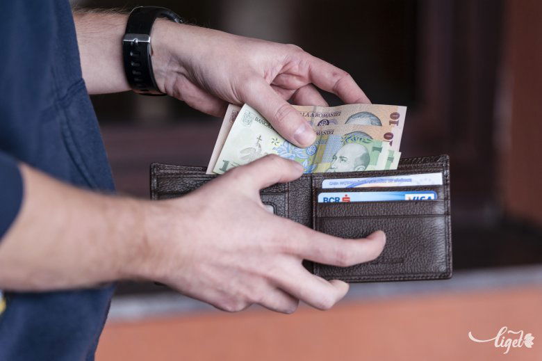 Egyelőre párhuzamosan létezik a készpénz és a legtöbbször még bankkártya képében materializálódó elektronikus változat •  Fotó: Gecse Noémi