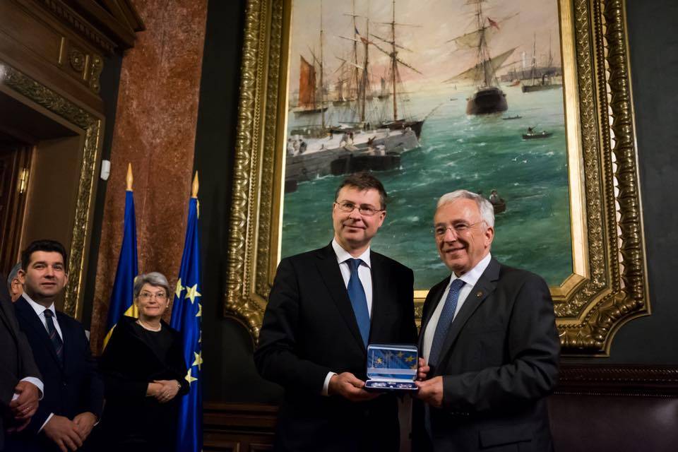 Valdis Dombrovskis (középen) Mugur Isărescu román jegybankelnök társaságában &bullet;  Fotó: Facebook/Valdis Dombrovskis