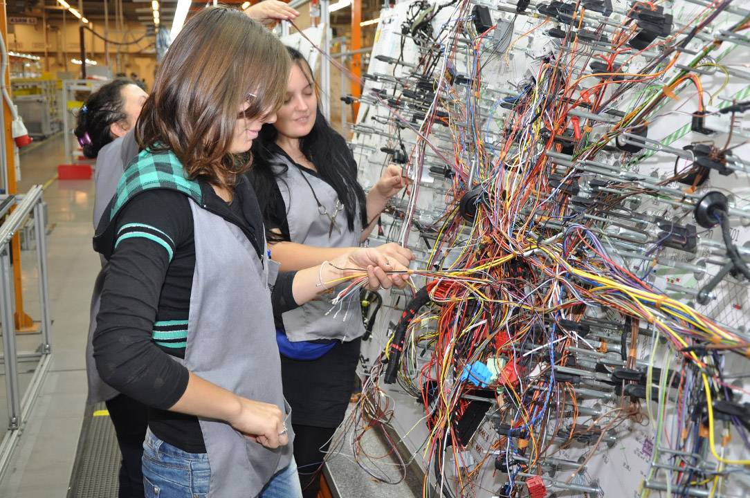 Kibogoznák a szálakat. Az Arad megyében működő cégek szívesen pótolnák magyarországi dolgozókkal a munkaerőhiányt &bullet;  Fotó: Banatulazi.ro