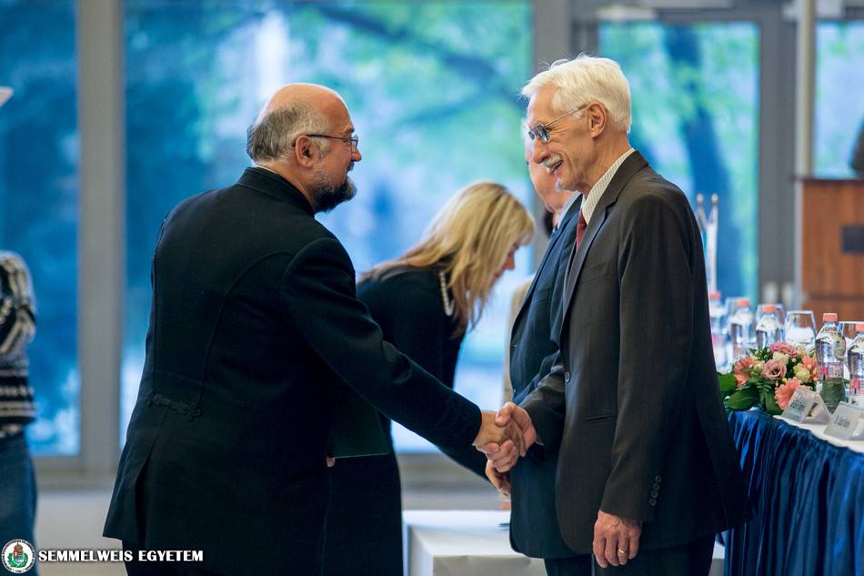 Dr. Ábrám Zoltán (balra) a budapesti díjátadáson &bullet;  Fotó: Kovács Attila – Semmelweis Egyetem