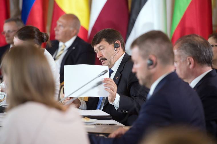 Áder: a biztonság kérdését vitatták meg közép-európai országok vezetői Varsóban