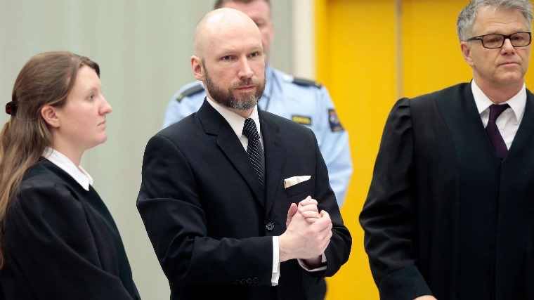 Műanyag evőeszközökre panaszkodik a norvég tömeggyilkos