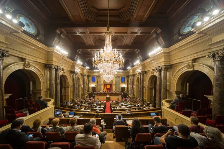 Lázadás miatt büntetőeljárást kezdeményeznek a leváltott katalán kormány ellen