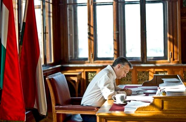 Orbán: nem akarjuk, hogy a szentestét csak behúzott függönyök mögött ünnepelhessük