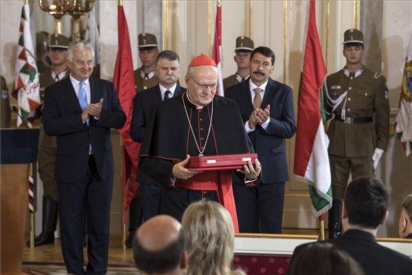 Erdő Péter és Vásáry Tamás kapta a Szent István Rend díjat