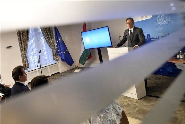 Budapesti „büntetés” a Tusványoson sípoló nőt a hajánál fogva lerántó fotósnak