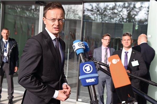 Szijjártó: az ukrán nyelv oktatását kell jobban megszervezni, nem az anyanyelven tanulás lehetőségét elvenni