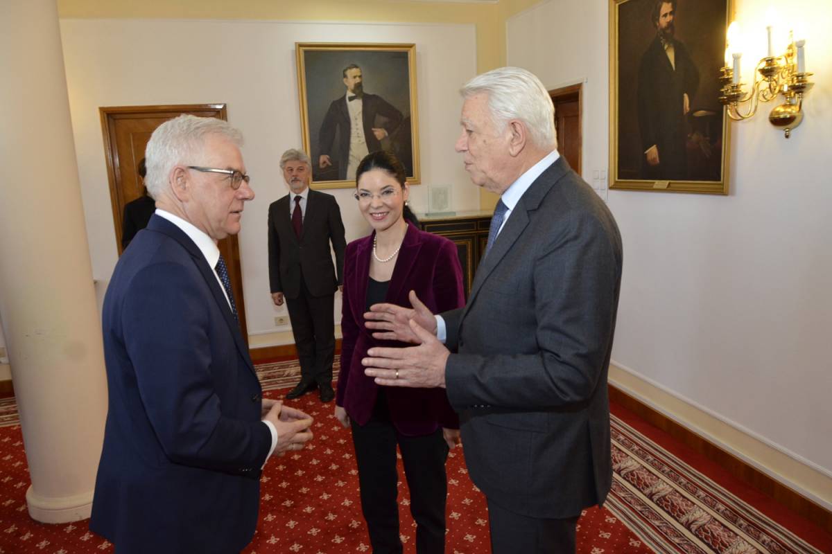 Jacek Czaputowicz lengyel külügyminisztert (balra) fogadja Teodor Meleșcanu •  Fotó: Román külügyminisztérium