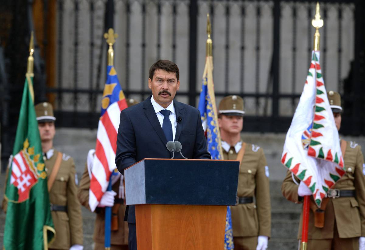 Áder János köztársasági elnök beszédet mond a Nemzeti Közszolgálati Egyetem újonnan végzett honvédtisztjelöltjei eskütételén &bullet;  Fotó: MTI