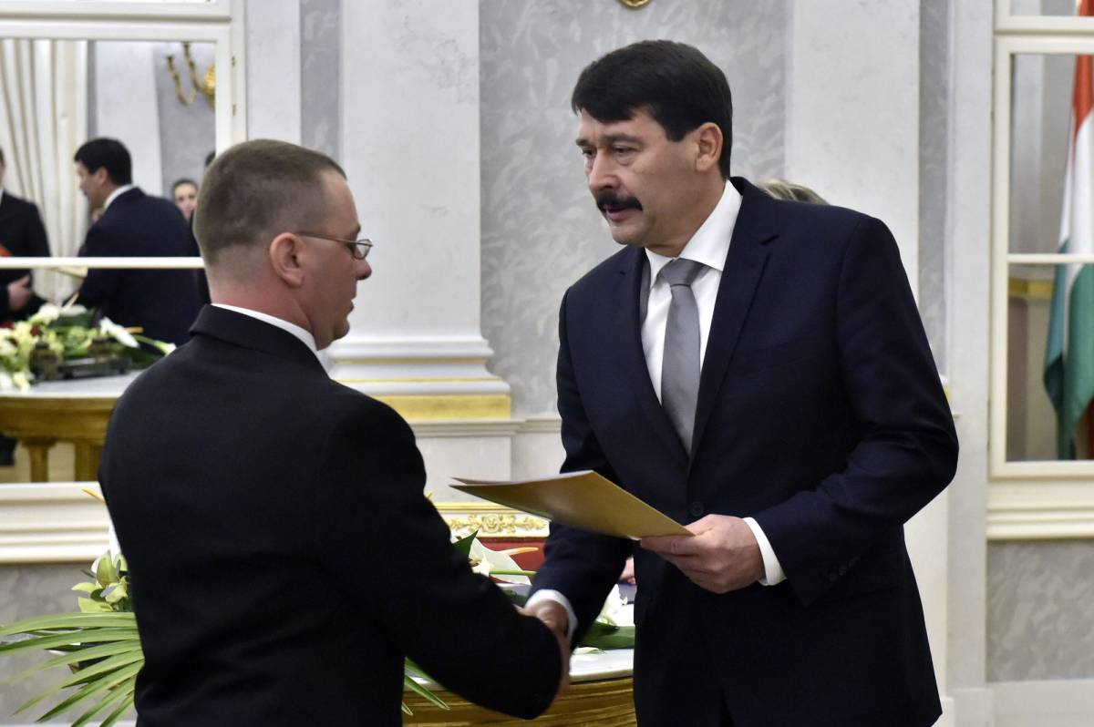 Áder János köztársasági elnök átadja a honosítási dokumentumot a vajdasági Lajkó Miklósnak   &bullet;  Fotó: MTI