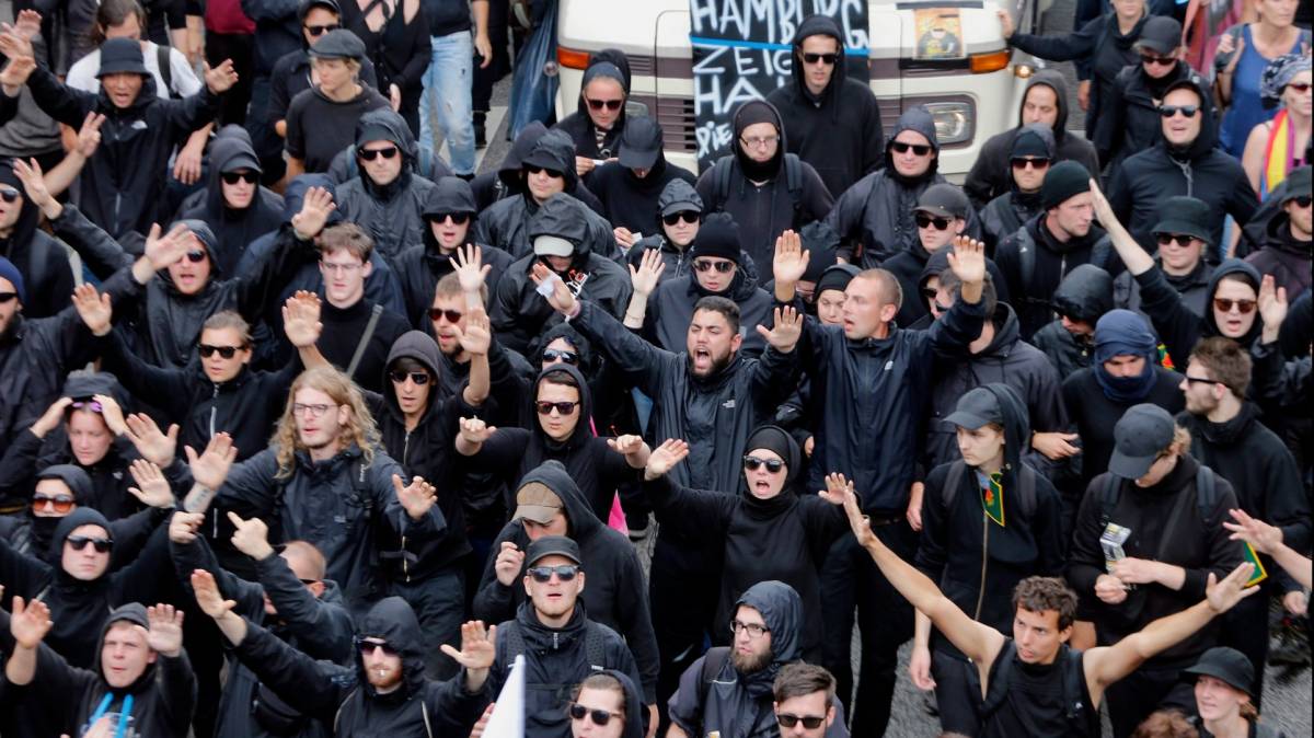 A Fekete Blokk nevű csoportosulás tagjai &bullet;  Fotó: MTI/AP/Michael Probst