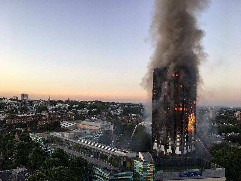A Grenfell Tower nevű épületet elpusztító tűzvészben a rendőrség jelenlegi becslései szerint 79-en vesztették életüket &bullet;  Fotó: Twitter/Natalie Oxford