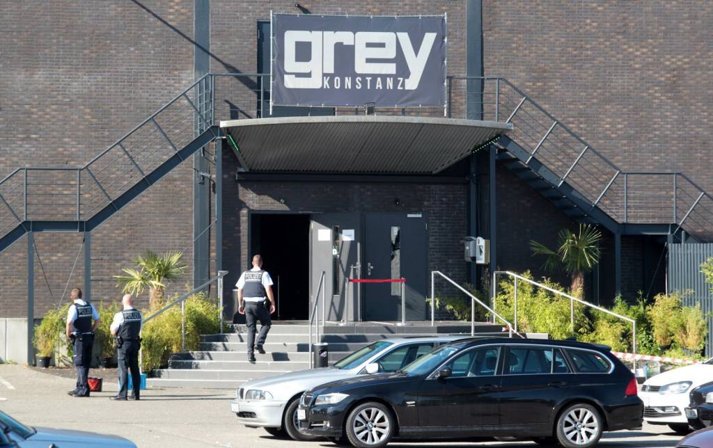 Rendőrök a Grey diszkó előtt, Konstanzban &bullet;  Fotó: MTI/EPA/Oliver Hanser