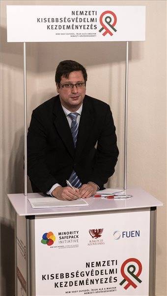 Gulyás Gergely, a Fidesz frakcióvezetője a Minority SafePack kisebbségvédelmi petíció nyilvános aláírásán Budapesten &bullet;  Fotó: MTI
