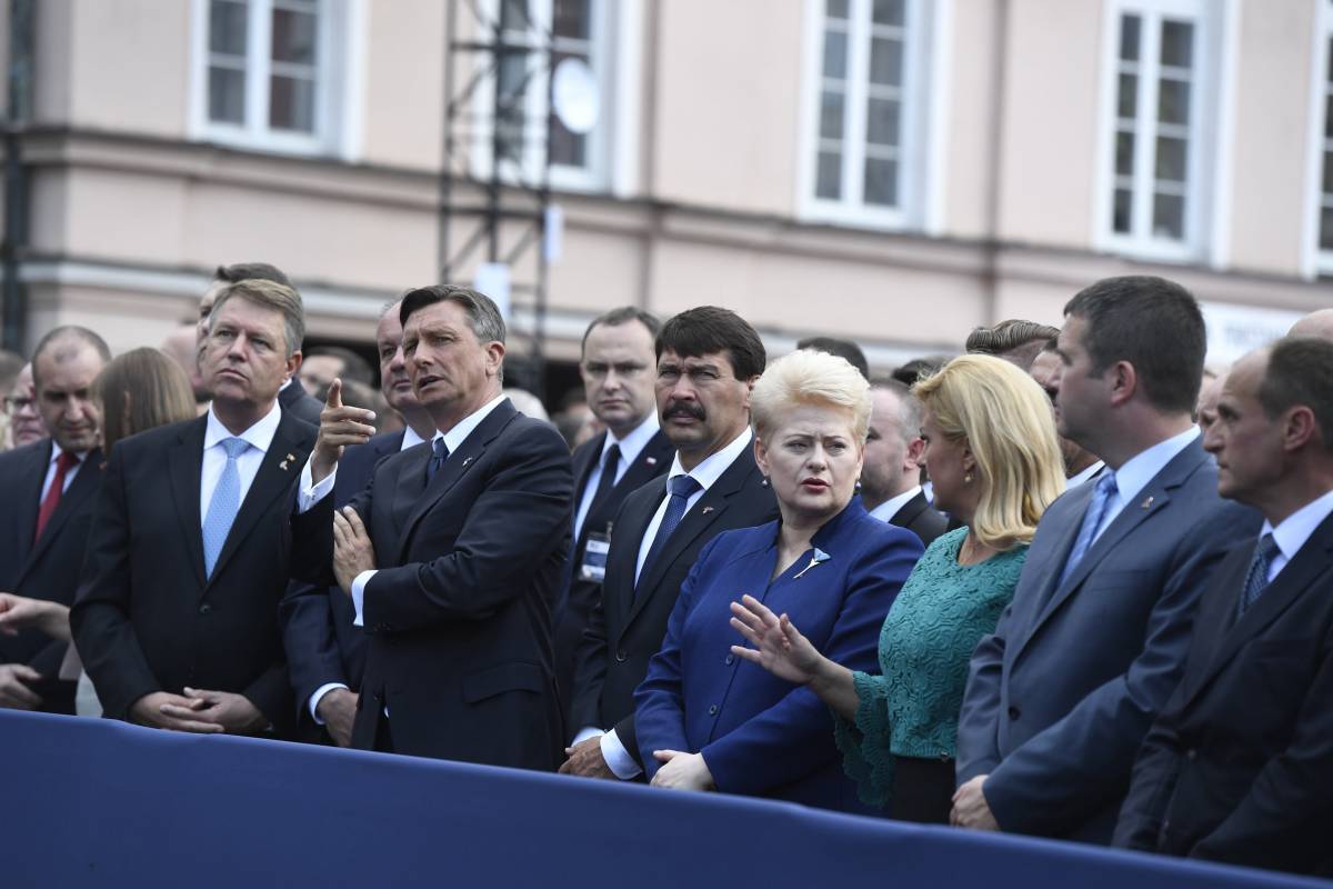Klaus Johannis román, Andrej Kiska szlovák (takarásban), Borut Pahor szlovén, Áder János magyar, Dalia Grybauskaite litván és Kolinda Grabar Kitarovic horvát elnök •  Fotó: MTI/Koszticsák Szilárd