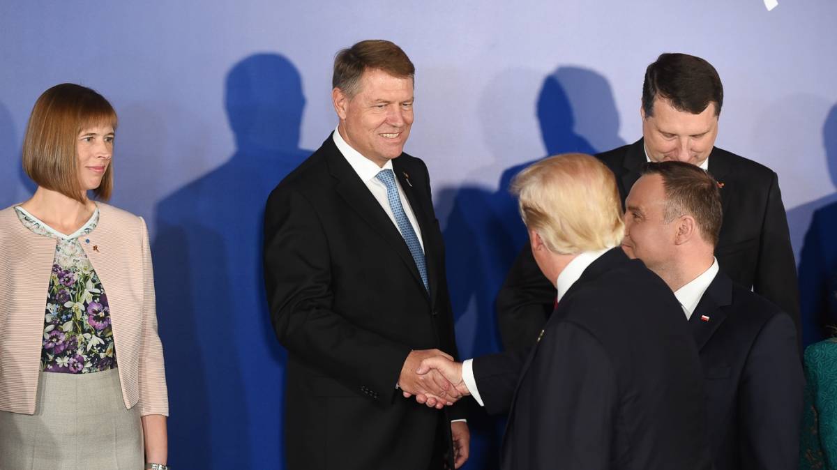 Klaus Johannis államfő és Donald Trump amerikai elnök üdvözli egymást a varsói csúcson •  Fotó: Presidency.ro