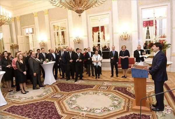 Áder János köztársasági elnök köszönti a Magyar Állandó Értekezlet (Máért) résztvevőit a tiszteletükre adott fogadáson a Sándor-palotában &bullet;  Fotó: MTI