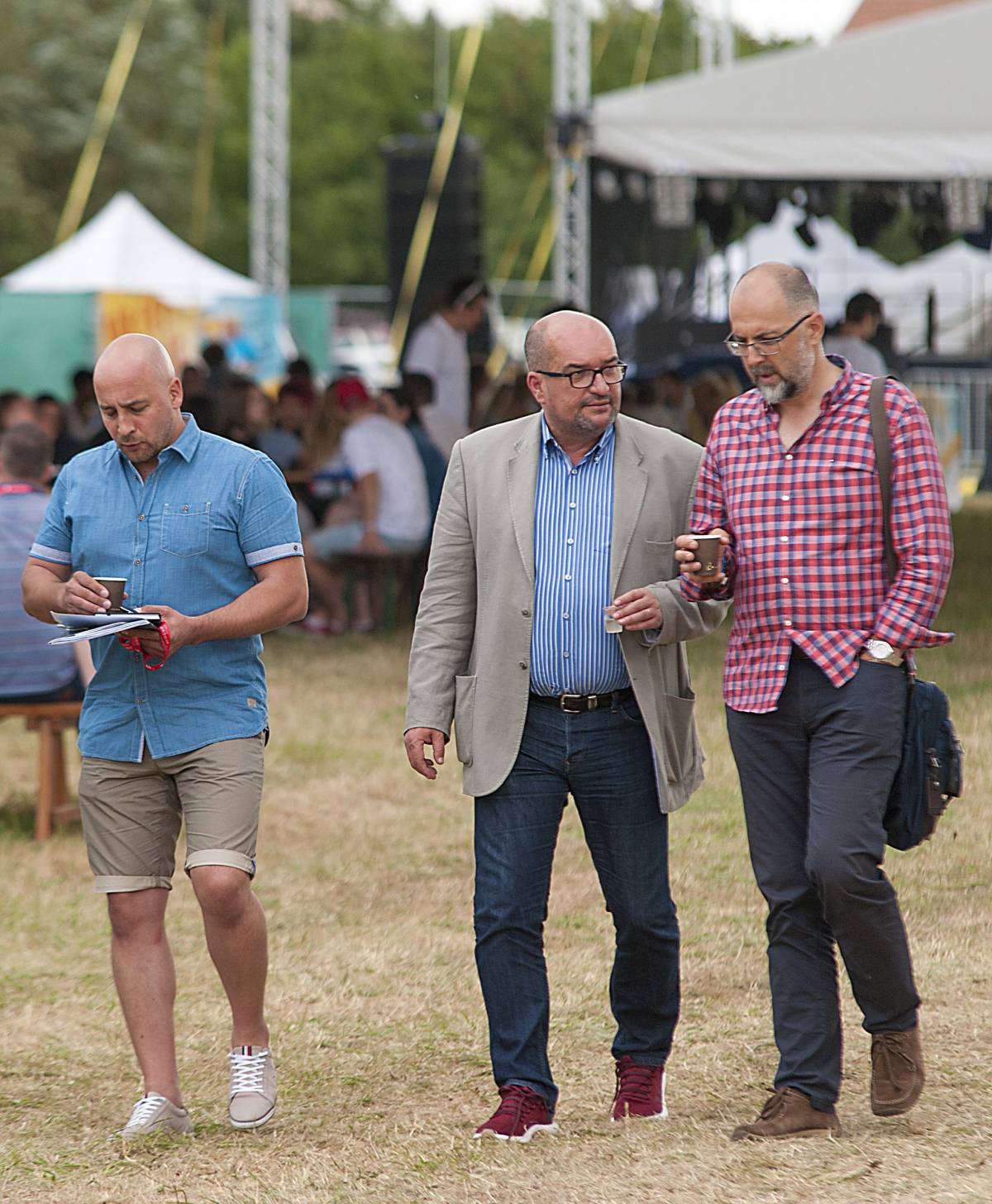 Menyhárt József, Brenzovics László és Kelemen Hunor a szabadegyetem Martfeszt táborában &bullet;  Fotó: MTI